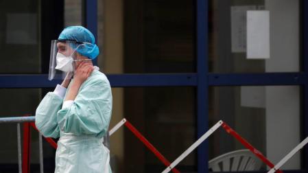 Un trabajadora médico, en un centro de realización de PCR en Laval, en el departamento francés de Mayenne.