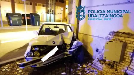 Un conductor choca contra un muro en Pamplona y una joven vuelca en la plaza de los Fueros