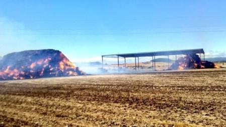 Arde una pajera en Lumbier y las llamas se extienden hasta la carretera