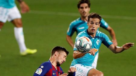 Espectacular acción de Iñigo Pérez, para tratar de alcanzar el balón antes que el francés Lenglet.