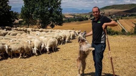 Aritz Larequi, un pastor veinteañero en Aranguen