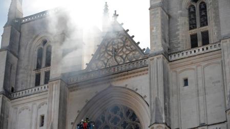 Decenas de bomberos tratan de extinguir un incendio en la catedral de Nantes