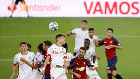 Jugadores del Mallorca y de Osasuna disputan el balón en un saque de esquina