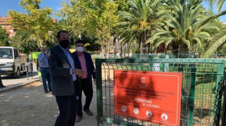 Carteles informativos de desinfección en un parque de esparcimiento canino en Murcia.