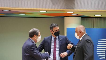 El presidente del Gobierno español, Pedro Sánchez (d), junto al presidente chipriota, Nicos Anastasiades (i), y el primer ministro de Bulgaria, Boiko Borisov (c), durante la segunda jornada de la cumbre de los líderes de la Unión Europea (UE)