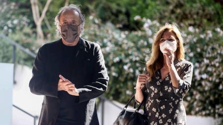 El cantante Joan Manel Serrat , acompañado de su pareja Candela Tiffón, sale de capilla ardiente del escritor Juan Marsé.