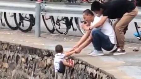El momento en que un padre cuelga a su hijo de un precipicio para hacerle una foto