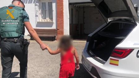 Un hombre abandona en carretera a la hija de su pareja para ir a por gasolina