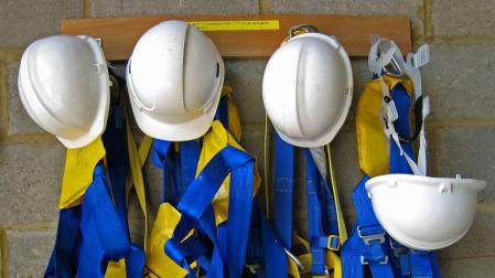 Cascos y arneses para trabajar en alturas.
