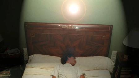 Una persona duerme en una cama.