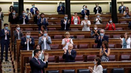 El presidente del Gobierno, Pedro Sánchez, aplaude junto a miembros del Gobierno y de la bancada socialista.