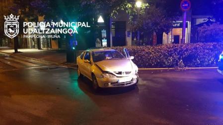 Denunciada una conductora tras salirse de la vía en la plaza Príncipe de Viana