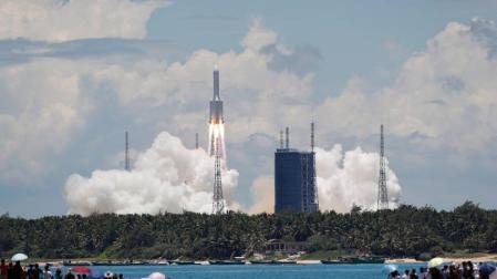 China lanza con éxito su primera sonda a Marte