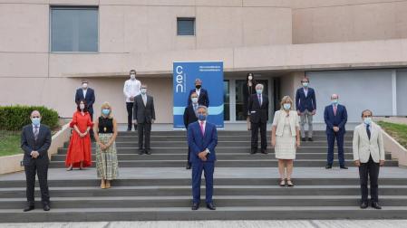 Manu Ayerdi, consejero de Desarrollo Económico y Empresarial; Juan Miguel Sucunza, presidente de CEN; Alfonso Sánchez-Tabernero, rector de la Universidad de Navarra; María José Ballarín, consejera delegada de Obenasa; Nuria Vilanova, presidenta de Atrevia; María Osés, directora financiera del Grupo Nafosa; Alejandro Legarda, consejero empresarial; Carlos Fernández Valdivielso, secretario general de CEN; Enrique Ordieres, presidente de Cinfa; José Antonio Canales, consejero ejecutivo de Viscofan; Benito Jiménez, presidente de Congelados de Navarra; Juan Mari Idoate, presidente del Grupo Idoate; Eduardo López, presidente de Gutarra; Javier Vidorreta, CEO de Vidorreta Design y presidente de AJE; y Verónica Pascual, CEO de Asti Technologies Group.