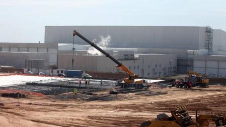 Operarios y maquinaria trabajan en la ampliación de Congelados de Navarra en el polígono industrial de Fustiñana.
