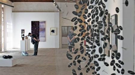 'Artea Oinez' condensa la diversidad del arte contemporáneo en 99 obras
