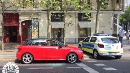 Un coche de policía junto al coche donde se encontraba el bebé.