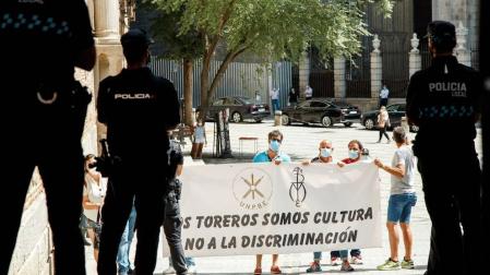 Un grupo de taurinos recibe a la ministra Yolanda Díaz entre gritos e insultos