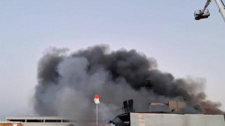 El incendio de una nave industrial que almacenaba materiales inflamables, entre ellos disolvente, en la localidad de San Pedro del Arroyo (Ávila) y que ha obligado a evacuar a los vecinos del pueblo ya está controlado.