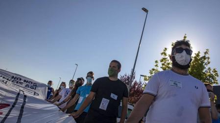 Más de un millar de personas, entre vecinos, trabajadores y familiares participaron en la protesta y pidieron “alternativas” y un futuro para la zona.