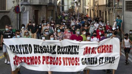 Más de un millar de personas, entre vecinos, trabajadores y familiares participaron en la protesta y pidieron “alternativas” y un futuro para la zona.