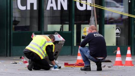 Un coche atropelló este domingo a un grupo de personas cerca de la estación Zoo de Berlín y causó al menos ocho heridos, tres de ellos de gravedad.