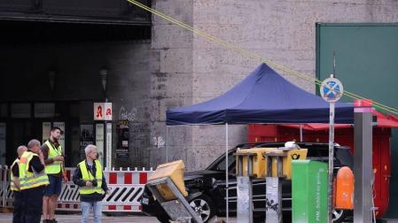 Un coche atropelló este domingo a un grupo de personas cerca de la estación Zoo de Berlín y causó al menos ocho heridos, tres de ellos de gravedad.
