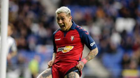 Chimy Ávila muestra sus tatuajes en la celebración de un gol.