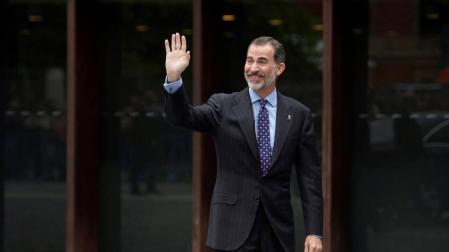 El rey Felipe VI llega a Pamplona entre aplausos y vítores de ciudadanos