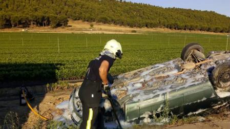 Un bombero, en el lugar del accidente en Falces.