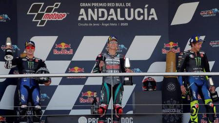 Fabio Quartararo junto a Maverick Viñales y Valentino Rossi, primero, segundo y tercero, respectivamente, podio de MotoGP del G.P. de Andalucía
