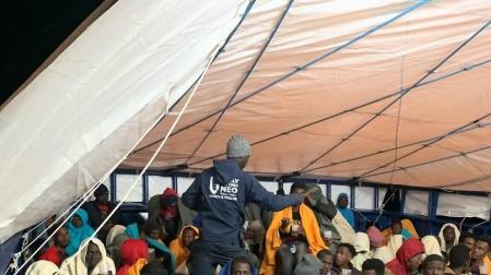 Más de 350 migrantes esperan un puerto tras ser rescatados en el Mediterráneo