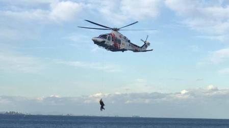 Un helicóptero de Salvamento rescata a una persona encaramada a una roca en Rodalquilar