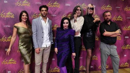 El director y guionista Félix Sabroso (d) en la presentación de 'La última tourné' que protagonizan Alaska, Mario Vaquerizo y Bibiana Fernández, entre otros.