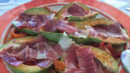 Aguacate, jamón y pimentón