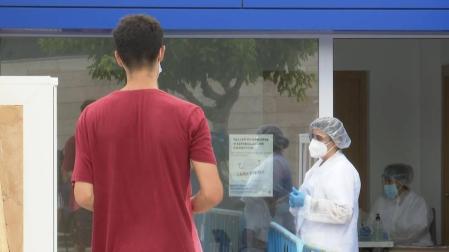 Sanidad realiza pruebas masivas de PCR en Peñíscola (Castellón) por el brote de Covid-19 en una discoteca.