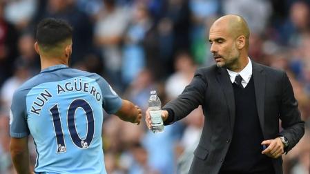 Pep Guardiola saluda al Kun Agüero.