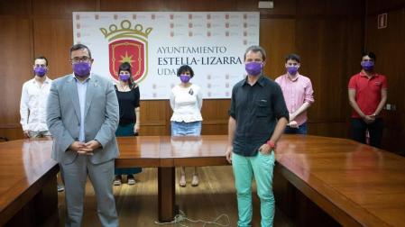El vicepresidente Javier Remírez, junto al alcalde de Estella, Koldo Leoz, y los portavoces de la corporación municipal, Gonzalo Fuentes Urriza, Edurne Ruiz Armendáriz, Ibai Crespo Luna, Magdalena Hernández Salazar y Jorge Crespo Ganuza, en la reunión mantenida hoy