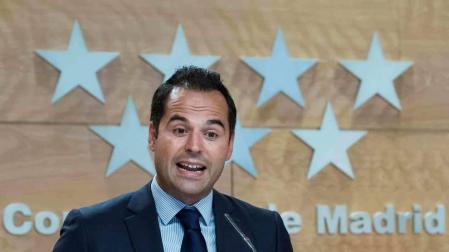 Aguado matiza que la "cartilla COVID-19" no es un pasaporte sino un registro