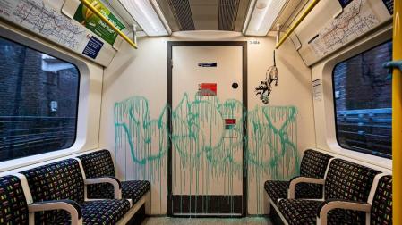 Banksy dibuja en el metro de Londres para impulsar el uso de la mascarilla