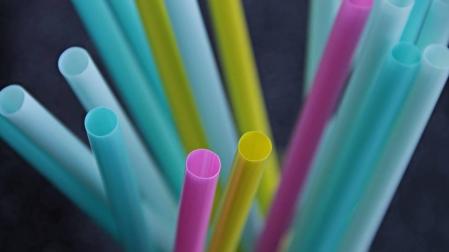 Por qué beber con pajita puede ser clave para frenar los contagios