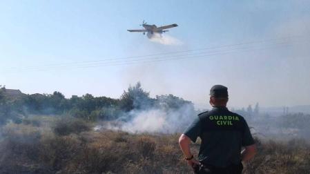 Un incendio que ha quemado algo más de una hectárea ha afectado este jueves por la mañana al paraje El Puentecillo en Viana.