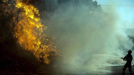 El voraz incendio que desde la tarde de este miércoles afecta a los municipios ourensanos de Cualedro y Monterrei continúa activo y avanzando y supera ya las 1.000 hectáreas