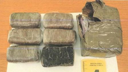 Paquetes de resina de cannabis con un peso aproximado de 1 kg hallados en el bolso entregado a Policía Foral