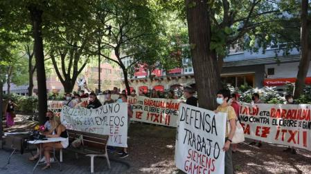 Rueda de prensa de trabajadores de Siemens Gamesa este jueves en el Paseo de Sarasate.