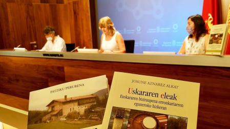 Euskarabidea edita dos libros sobre el euskera en Roncal y el origen de las bordas