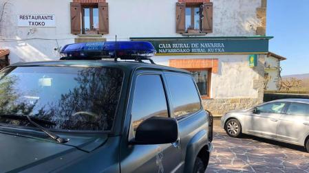 La Guardia Civil, frente a la sucursal de Larraintzar donde se ha producido el atraco.