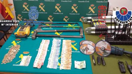 Material para realizar los robos y dinero incautados en la operación conjunta