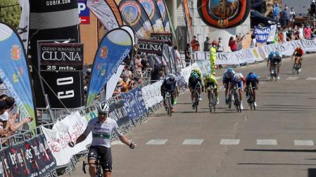 Una caída al final de la etapa empaña la victoria de Bennet en Roa de Duero
