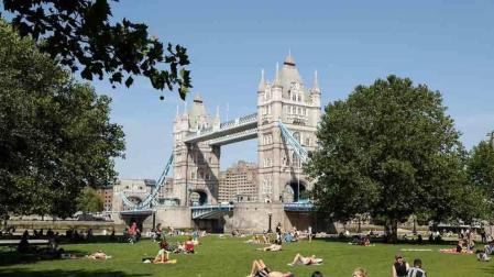 Londres podría cerrar los pubs para asegurar la reapertura de escuelas